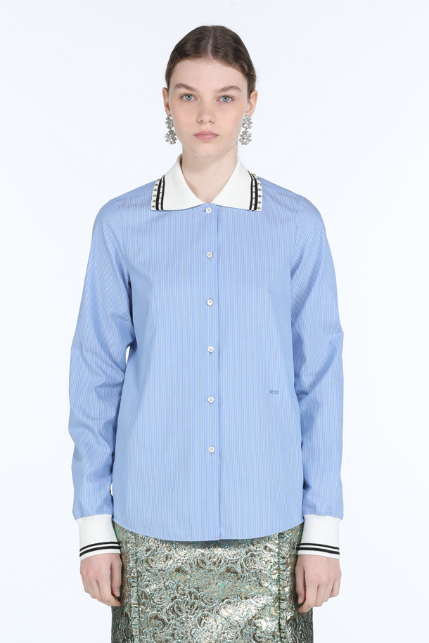 **스트라이프 카라 셔츠**

블루와 화이트 컬러의 스트라이프 패턴으로 시원한 느낌을 주는 여성용 카라 셔츠입니다. 봄, 여름 시즌에 적합하며, 레귤러핏과 얇은 두께감으로 편안하게 착용할 수 있습니다. 베이직한 디자인에 카라와 소매 부분의 스트라이프 디테일과 핫픽스 장식이 포인트입니다. 데이트룩, 카페룩 등 다양한 TPO에 맞춰 클래식, 미니멀, 캐주얼 스타일을 연출해보세요. 면 소재의 긴소매 셔츠로, 데일리 아이템으로 활용하기 좋습니다.
