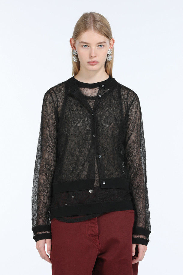 여성스러운 무드를 연출하는 블랙 시스루 블라우스입니다. 나일론과 비스코스 혼방 소재로 제작되어 가볍고 은은한 플라워 레이스 패턴이 돋보입니다. 라운드넥과 긴 소매, 크롭 기장으로 디자인되었으며, 레귤러 핏으로 편안하게 착용 가능합니다. 버튼다운 디테일과 시스루 소재가 페미닌한 스타일을 완성하며, 데이트룩, 카페룩, 모임룩 등 다양한 TPO에 활용하기 좋습니다. 클래식하면서도 로맨틱한 분위기를 연출해보세요.
