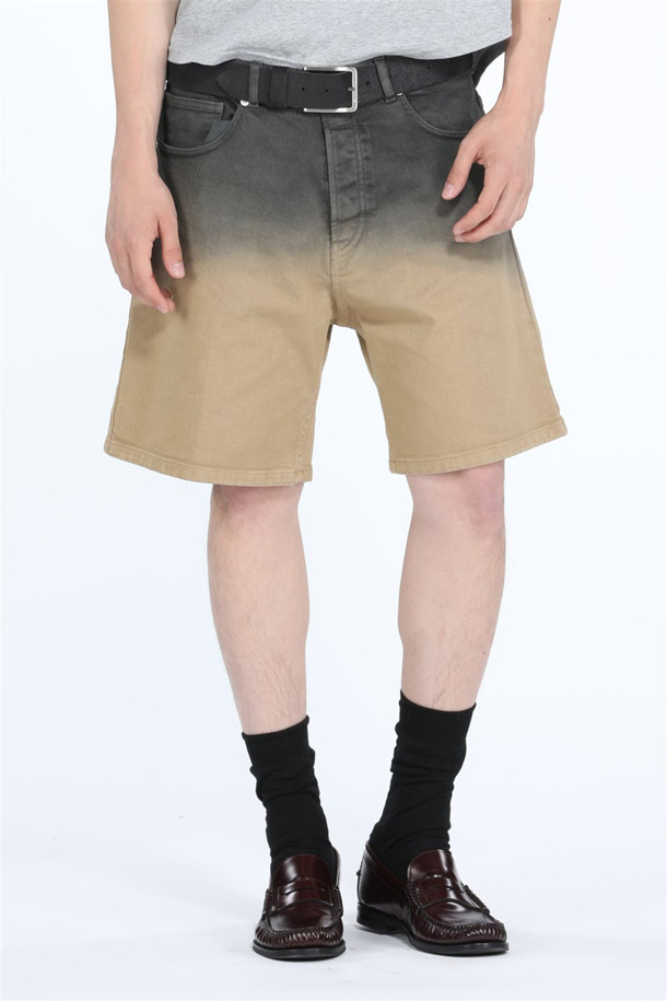 그라데이션 쇼츠 (Men)는 여름철 캐주얼 스타일을 완성해 줄 남성용 반바지입니다. 부드러운 면 소재로 제작되어 쾌적한 착용감을 선사하며, 동네 마실룩, 휴가룩, 여름 바캉스룩 등 다양한 TPO에 활용하기 좋습니다. 블랙, 베이지, 그라데이션 컬러 옵션으로 출시되어, 미니멀하고 리조트 분위기를 연출할 수 있습니다. 99% 코튼 함유로 편안함과 스타일을 동시에 잡은 아이템입니다.
