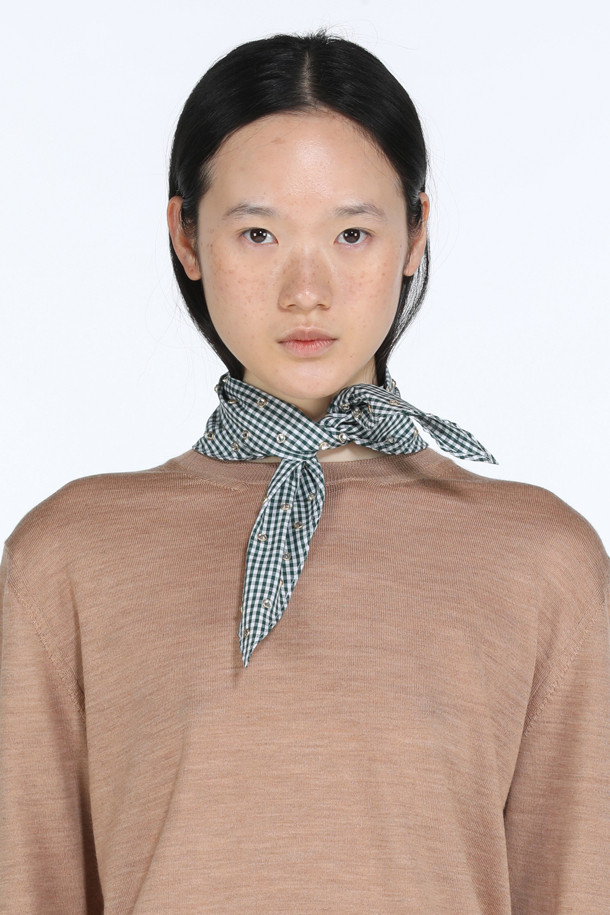 산뜻한 체크 패턴이 돋보이는 여성용 스카프입니다. 라이트블루와 그린 두 가지 색상으로 출시되어, 봄, 여름 시즌 화사한 스타일을 연출하기 좋습니다. 면 소재로 제작되어 부드러운 착용감을 선사하며, 캐주얼, 클래식, 미니멀 등 다양한 스타일에 매치하기 용이합니다. 동네 마실, 카페, 봄 소풍 등 가벼운 외출에 활용하여 당신의 개성을 뽐내보세요. 체크 패턴은 유행을 타지 않아 오랫동안 사랑받는 디자인입니다.
