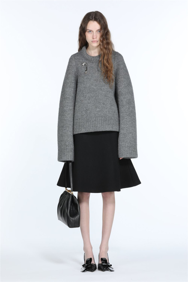 레더 Jeanne(잔느) 숄더백은 부드러운 촉감의 나파 가죽 소재로 제작된 여성용 숄더백입니다. 미디엄 사이즈의 블랙 컬러 무지 디자인으로, 클래식, 미니멀, 시크 스타일을 연출하기 좋습니다. 메탈 클로징과 주름 디테일이 돋보이며, 오피스룩, 모임룩, 소개팅룩 등 다양한 TPO에 활용할 수 있습니다. 프리미엄 가죽 소재와 클래식한 디자인으로 세련된 스타일을 완성해 보세요.
