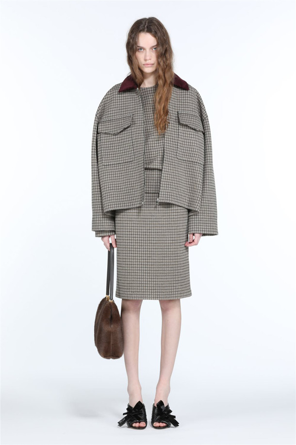 N21(엔투애니원) 인조 퍼 Jeanne(잔) 숄더백은 여성스러운 데이트룩과 모임룩을 완성하는 데 적합한 미디엄 사이즈의 숄더백입니다. 부드러운 에코퍼 소재와 브라운 컬러가 따뜻하고 포근한 분위기를 연출하며, 섬세한 메탈 클로징 디테일이 고급스러운 느낌을 더합니다. 클래식하면서도 미니멀한 스타일로, 부드러운 터치감과 포근한 볼륨감이 특징입니다. N21(엔투애니원)만의 세련된 감각이 돋보이는 숄더백으로, 다양한 룩에 포인트 아이템으로 활용하기 좋습니다.
