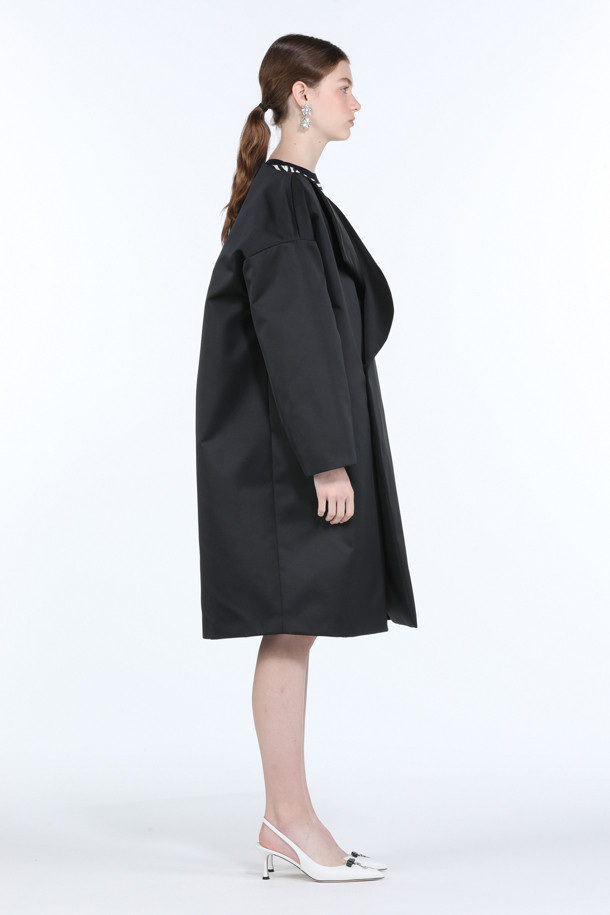 부드러운 촉감의 블랙 새틴 소재로 제작된 오버핏 오버 코트입니다. 미니멀하고 베이직한 디자인으로, 가을과 겨울철 데일리룩과 오피스룩에 모두 잘 어울립니다. 중간 두께감과 긴 소매 기장으로 보온성을 높였으며, 히든 버튼 여밈 방식이 깔끔한 실루엣을 연출합니다. 오버사이즈 핏으로 편안하면서도 세련된 스타일을 완성합니다. 클래식한 무드를 더해주는 필수 아이템입니다.
