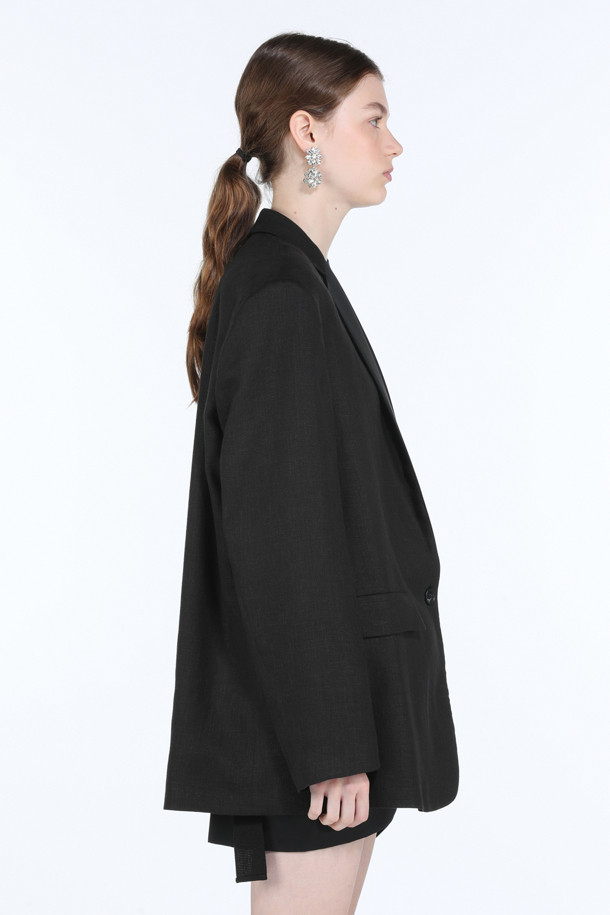 린넨 블랙 재킷은 봄, 여름 시즌에 어울리는 아우터입니다. 미니멀하고 베이직한 스타일의 무지 디자인으로, 데이트룩, 카페룩, 출근룩 등 다양한 TPO에 활용하기 좋습니다. 얇은 두께감의 린넨 소재와 오버핏 실루엣, 좁은 칼라와 싱글 버튼 여밈 방식의 블레이저 스타일로 시크한 매력을 더합니다. 긴 소매 기장의 레귤러 기장으로, 클래식하고 미니멀한 스타일을 연출할 수 있습니다.
