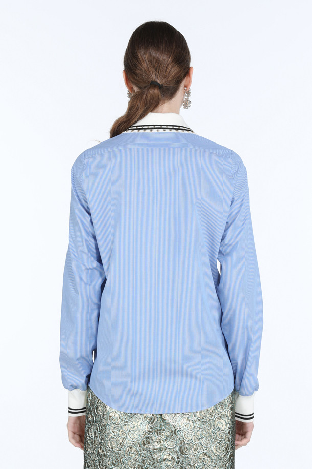 **스트라이프 카라 셔츠**

블루와 화이트 컬러의 스트라이프 패턴으로 시원한 느낌을 주는 여성용 카라 셔츠입니다. 봄, 여름 시즌에 적합하며, 레귤러핏과 얇은 두께감으로 편안하게 착용할 수 있습니다. 베이직한 디자인에 카라와 소매 부분의 스트라이프 디테일과 핫픽스 장식이 포인트입니다. 데이트룩, 카페룩 등 다양한 TPO에 맞춰 클래식, 미니멀, 캐주얼 스타일을 연출해보세요. 면 소재의 긴소매 셔츠로, 데일리 아이템으로 활용하기 좋습니다.
