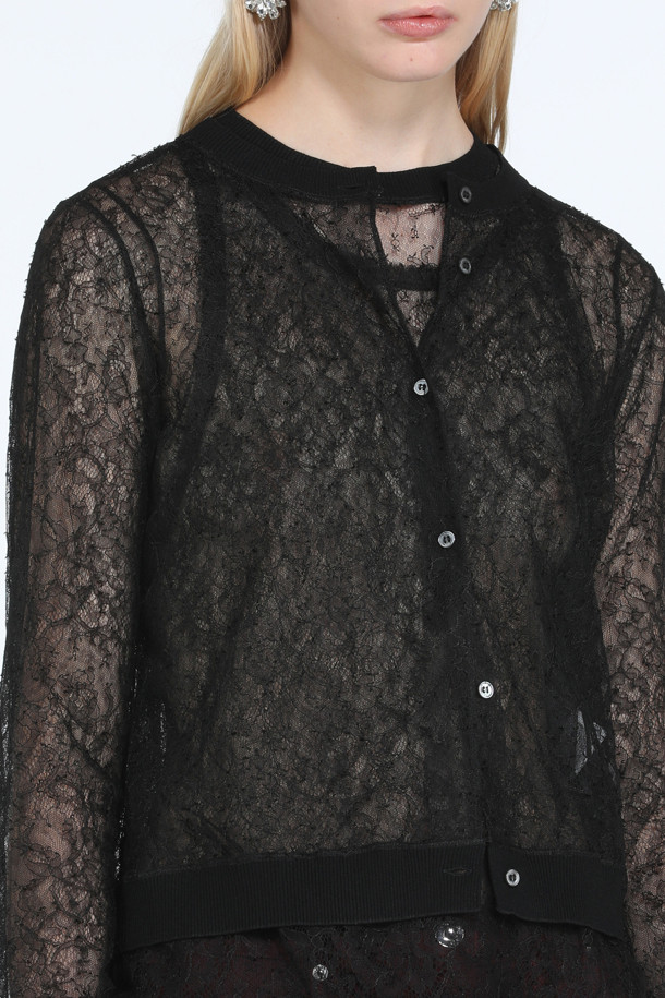 여성스러운 무드를 연출하는 블랙 시스루 블라우스입니다. 나일론과 비스코스 혼방 소재로 제작되어 가볍고 은은한 플라워 레이스 패턴이 돋보입니다. 라운드넥과 긴 소매, 크롭 기장으로 디자인되었으며, 레귤러 핏으로 편안하게 착용 가능합니다. 버튼다운 디테일과 시스루 소재가 페미닌한 스타일을 완성하며, 데이트룩, 카페룩, 모임룩 등 다양한 TPO에 활용하기 좋습니다. 클래식하면서도 로맨틱한 분위기를 연출해보세요.
