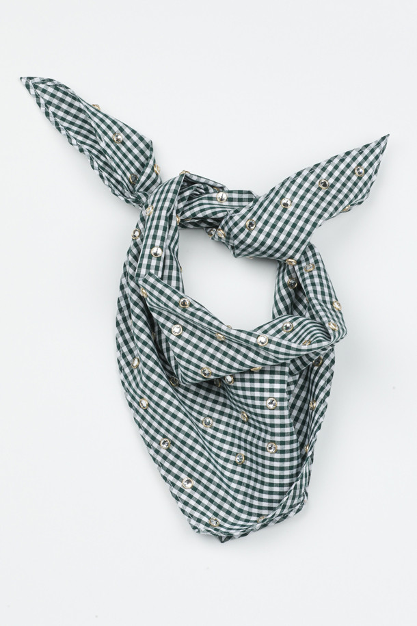 산뜻한 체크 패턴이 돋보이는 여성용 스카프입니다. 라이트블루와 그린 두 가지 색상으로 출시되어, 봄, 여름 시즌 화사한 스타일을 연출하기 좋습니다. 면 소재로 제작되어 부드러운 착용감을 선사하며, 캐주얼, 클래식, 미니멀 등 다양한 스타일에 매치하기 용이합니다. 동네 마실, 카페, 봄 소풍 등 가벼운 외출에 활용하여 당신의 개성을 뽐내보세요. 체크 패턴은 유행을 타지 않아 오랫동안 사랑받는 디자인입니다.
