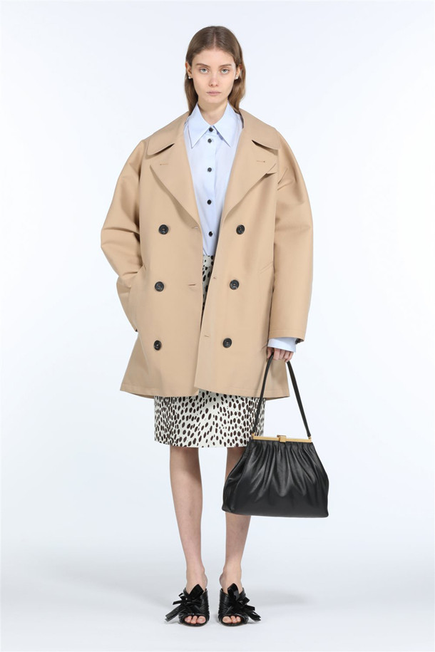 레더 Jeanne(잔느) 숄더백은 부드러운 촉감의 나파 가죽 소재로 제작된 여성용 숄더백입니다. 미디엄 사이즈의 블랙 컬러 무지 디자인으로, 클래식, 미니멀, 시크 스타일을 연출하기 좋습니다. 메탈 클로징과 주름 디테일이 돋보이며, 오피스룩, 모임룩, 소개팅룩 등 다양한 TPO에 활용할 수 있습니다. 프리미엄 가죽 소재와 클래식한 디자인으로 세련된 스타일을 완성해 보세요.
