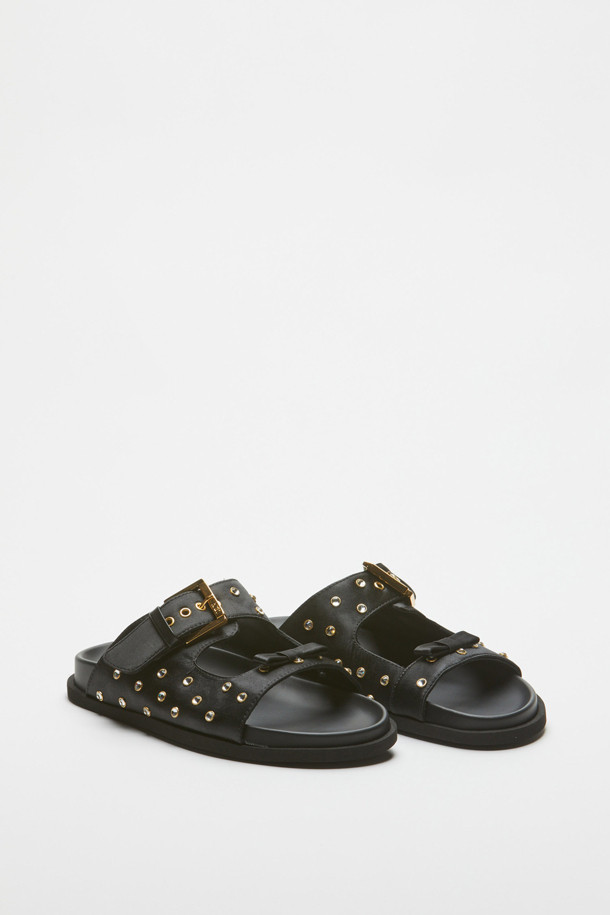 새틴 슬라이더는 여성스러운 매력을 더하는 오픈토 샌들입니다. 부드러운 새틴 소재에 1cm 플랫 굽으로 편안한 착용감을 선사하며, 슬라이드 방식으로 간편하게 신고 벗을 수 있습니다. 블랙 컬러에 핫픽스 장식과 스터드/찡 디테일이 더해져 미니멀, 클래식, 시크 스타일을 연출하기 좋습니다. 데이트룩, 쇼핑룩, 카페룩 등 다양한 TPO에 활용하여 세련된 스타일을 완성해 보세요. 여름 시즌, 시원하고 스타일리시하게 연출할 수 있는 필수 아이템입니다.
