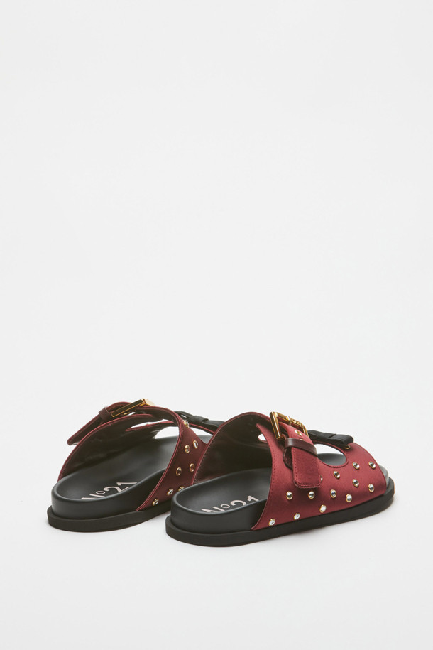 세련된 무드의 여성용 새틴 슬라이더입니다. 1cm 굽 높이의 플랫 디자인으로 편안한 착용감을 선사하며, 봄, 여름 계절에 어울립니다. 핫픽스 장식으로 포인트를 더해 데이트룩, 휴가룩, 리조트룩 등 다양한 TPO에 활용하기 좋습니다. 미니멀, 로맨틱, 리조트 스타일을 즐기는 분들께 추천합니다. 붉은색 컬러의 새틴 소재로 제작되어 고급스러운 느낌을 줍니다.
