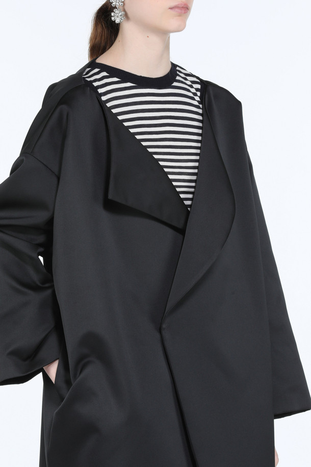 부드러운 촉감의 블랙 새틴 소재로 제작된 오버핏 오버 코트입니다. 미니멀하고 베이직한 디자인으로, 가을과 겨울철 데일리룩과 오피스룩에 모두 잘 어울립니다. 중간 두께감과 긴 소매 기장으로 보온성을 높였으며, 히든 버튼 여밈 방식이 깔끔한 실루엣을 연출합니다. 오버사이즈 핏으로 편안하면서도 세련된 스타일을 완성합니다. 클래식한 무드를 더해주는 필수 아이템입니다.
