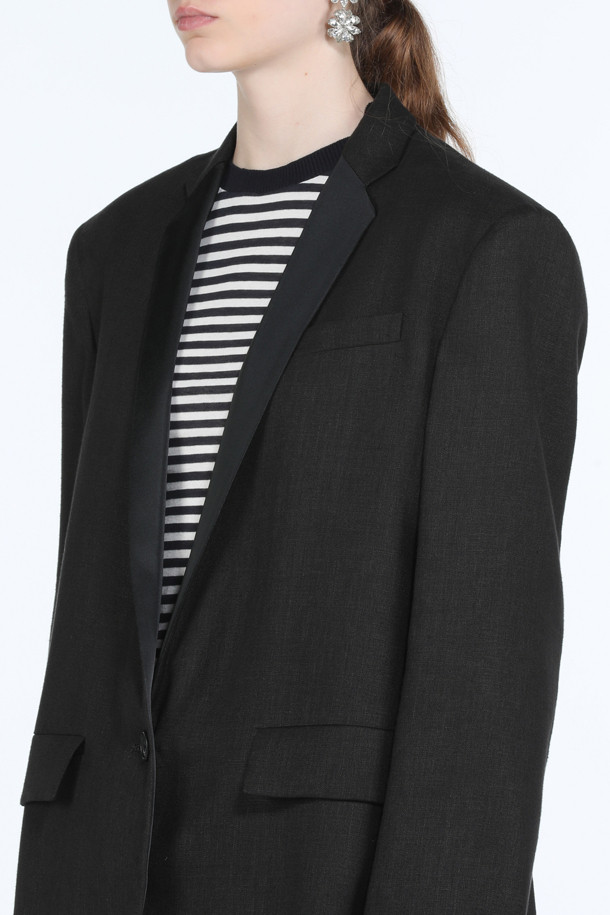 린넨 블랙 재킷은 봄, 여름 시즌에 어울리는 아우터입니다. 미니멀하고 베이직한 스타일의 무지 디자인으로, 데이트룩, 카페룩, 출근룩 등 다양한 TPO에 활용하기 좋습니다. 얇은 두께감의 린넨 소재와 오버핏 실루엣, 좁은 칼라와 싱글 버튼 여밈 방식의 블레이저 스타일로 시크한 매력을 더합니다. 긴 소매 기장의 레귤러 기장으로, 클래식하고 미니멀한 스타일을 연출할 수 있습니다.
