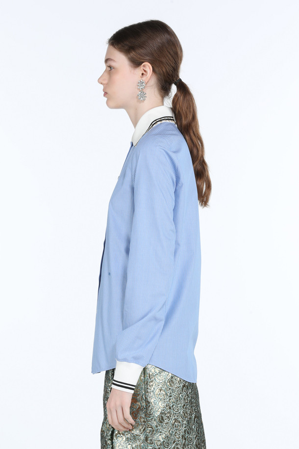 **스트라이프 카라 셔츠**

블루와 화이트 컬러의 스트라이프 패턴으로 시원한 느낌을 주는 여성용 카라 셔츠입니다. 봄, 여름 시즌에 적합하며, 레귤러핏과 얇은 두께감으로 편안하게 착용할 수 있습니다. 베이직한 디자인에 카라와 소매 부분의 스트라이프 디테일과 핫픽스 장식이 포인트입니다. 데이트룩, 카페룩 등 다양한 TPO에 맞춰 클래식, 미니멀, 캐주얼 스타일을 연출해보세요. 면 소재의 긴소매 셔츠로, 데일리 아이템으로 활용하기 좋습니다.
