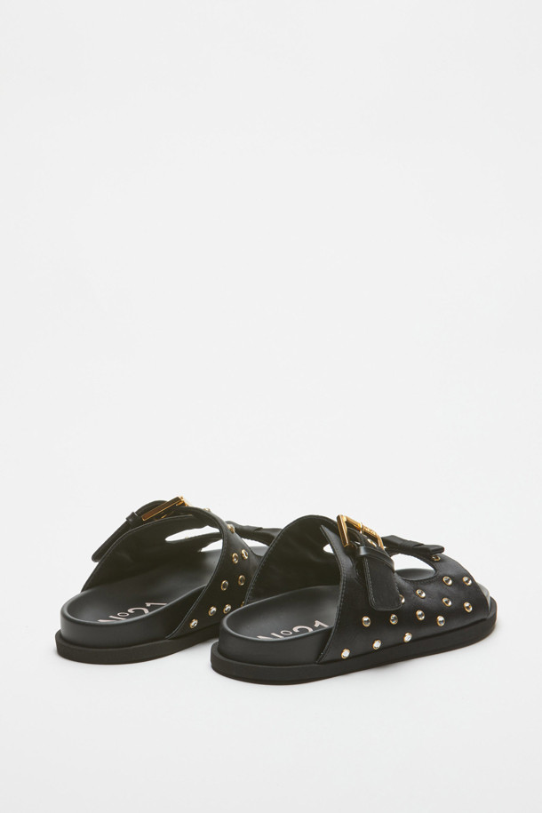 새틴 슬라이더는 여성스러운 매력을 더하는 오픈토 샌들입니다. 부드러운 새틴 소재에 1cm 플랫 굽으로 편안한 착용감을 선사하며, 슬라이드 방식으로 간편하게 신고 벗을 수 있습니다. 블랙 컬러에 핫픽스 장식과 스터드/찡 디테일이 더해져 미니멀, 클래식, 시크 스타일을 연출하기 좋습니다. 데이트룩, 쇼핑룩, 카페룩 등 다양한 TPO에 활용하여 세련된 스타일을 완성해 보세요. 여름 시즌, 시원하고 스타일리시하게 연출할 수 있는 필수 아이템입니다.
