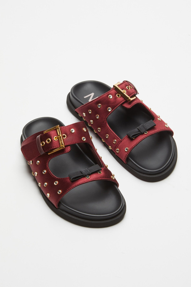 세련된 무드의 여성용 새틴 슬라이더입니다. 1cm 굽 높이의 플랫 디자인으로 편안한 착용감을 선사하며, 봄, 여름 계절에 어울립니다. 핫픽스 장식으로 포인트를 더해 데이트룩, 휴가룩, 리조트룩 등 다양한 TPO에 활용하기 좋습니다. 미니멀, 로맨틱, 리조트 스타일을 즐기는 분들께 추천합니다. 붉은색 컬러의 새틴 소재로 제작되어 고급스러운 느낌을 줍니다.
