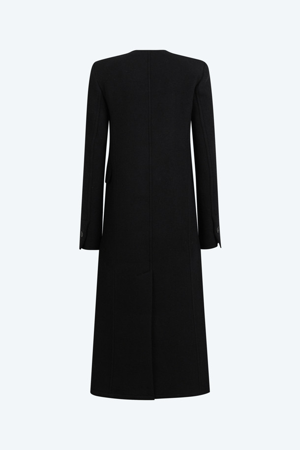 세련된 분위기를 연출하는 우븐 롱 코트입니다. 블랙 컬러의 울 소재로 제작되어 가을, 겨울 시즌 따뜻하게 착용할 수 있습니다. 클래식하고 미니멀한 스타일로 오피스룩, 겨울 데일리룩, 모임룩 등 다양한 TPO에 활용하기 좋습니다. 차이나칼라 디테일과 더블 버튼 여밈으로 세련된 디자인을 더했으며, 레귤러핏으로 편안하게 착용 가능합니다. 긴 소매의 맥시 기장으로 시크한 매력을 뽐내보세요.
