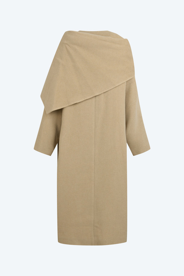 세련된 겨울 스타일을 완성하는 머플러 롱 코트입니다. 여성스러운 미니멀 무드를 연출하며, 가을과 겨울 시즌에 따뜻함과 스타일을 동시에 선사합니다. 탈부착 가능한 머플러가 있어 다양한 스타일링이 가능하며, 블랙과 베이지 두 가지 색상으로 만나볼 수 있습니다. 레귤러핏으로 편안하게 착용 가능하며, 롱 코트 디자인이 엘레강스한 분위기를 더합니다. 겨울 데일리룩, 오피스룩, 모임룩 등 다양한 TPO에 맞춰 클래식하고 시크한 스타일을 연출해보세요.
