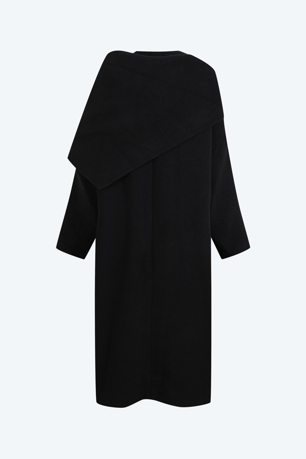 가을, 겨울 시즌을 위한 여성용 머플러 롱 코트입니다. 블랙과 베이지 두 가지 색상으로 출시되어, 어떤 스타일에도 쉽게 매치할 수 있습니다. 탈부착 가능한 머플러가 있어 클래식하고 엘레강스한 분위기를 연출하며, 필요에 따라 다양한 스타일로 활용 가능합니다. 롱 기장의 레귤러핏으로 제작되어 편안하면서도 시크한 매력을 더합니다. 겨울 데일리룩, 모임룩, 오피스룩 등 TPO에 구애받지 않고 폭넓게 활용할 수 있는 머플러 롱 코트입니다.
