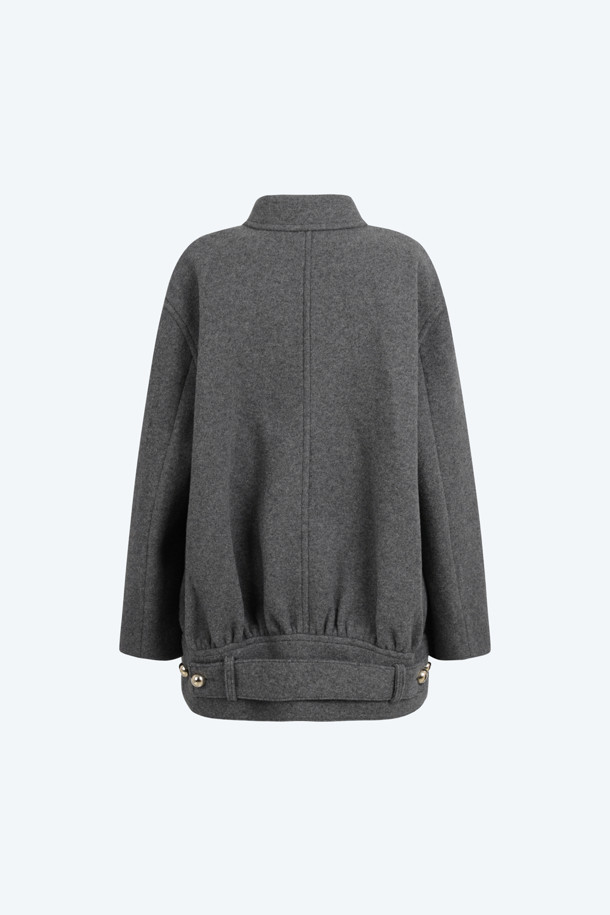 세련된 무드의 울 버튼 퍼코트입니다. 블랙과 그레이 두 가지 색상으로 출시되어, 어떤 룩에도 쉽게 매치할 수 있습니다. 엉덩이를 덮는 기장과 레귤러핏으로 편안하게 착용 가능하며, 클래식하고 엘레강스한 스타일을 연출합니다. 특히, 금장 버튼 디테일이 고급스러움을 더하며 오피스룩, 모임룩, 연말 모임룩 등 다양한 TPO에 활용하기 좋습니다. 가을, 겨울 시즌, 미니멀, 시크 스타일을 즐기는 여성분들께 추천합니다.
