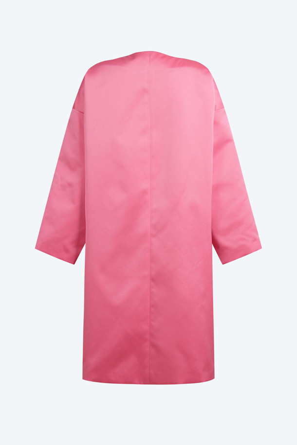 부드러운 촉감이 돋보이는 핑크 컬러의 여성용 새틴 오버 코트입니다. 미디엄 기장에 얇은 두께감으로 봄, 가을 간절기에 적합하며, 미니멀하고 엘레강스한 스타일을 연출합니다. 히든 버튼 클로징으로 깔끔함을 더했으며, 오버핏 디자인으로 편안하면서도 세련된 핏을 선사합니다. 데이트룩, 모임룩, 카페룩 등 다양한 TPO에 활용 가능하며, 미니멀, 클래식, 로맨틱 스타일을 즐겨 입는 분들께 추천합니다.
