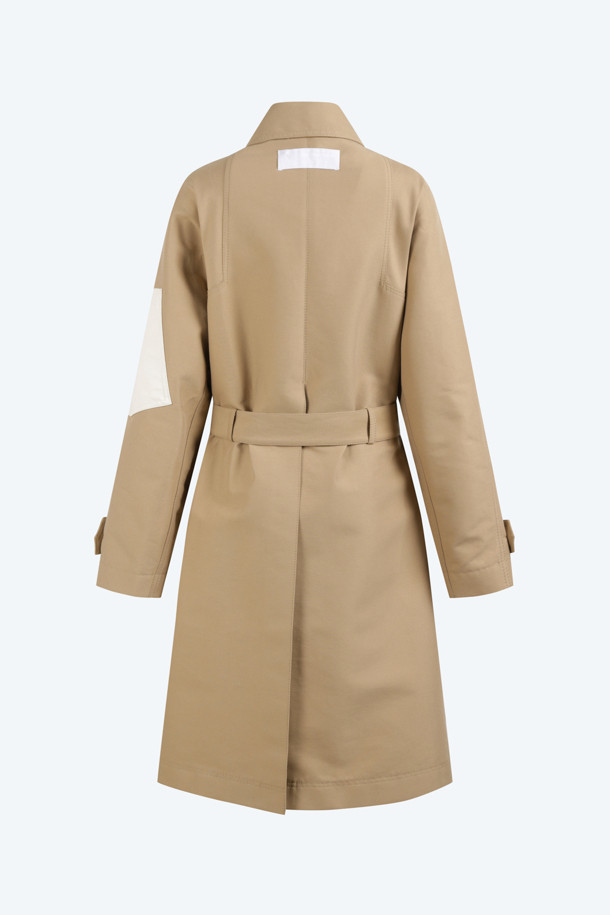 카멜 컬러와 베이지 컬러로 출시된 카멜 레인 코트는 봄, 가을에 어울리는 롱 기장의 트렌치코트 스타일 레인 코트입니다. 면과 나일론 혼방 소재로 제작되어 가볍고 편안한 착용감을 선사하며, 레귤러 핏으로 다양한 스타일의 옷 위에 걸쳐 입기 좋습니다. 싱글 버튼 여밈과 벨트 디테일이 클래식하고 미니멀한 무드를 더하며, 포켓이 있어 실용성을 높였습니다. 출근룩, 비즈니스 캐주얼, 데이트룩 등 다양한 TPO에 활용 가능하여 활용도가 높습니다.
