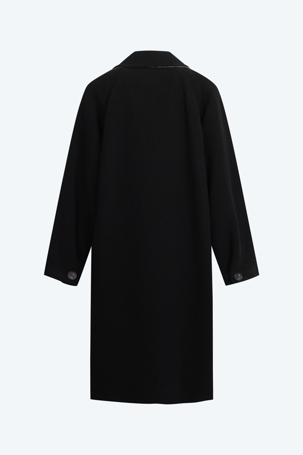 세련된 겨울 스타일을 완성하는 더블 울 롱 코트입니다. 블랙과 옐로우 두 가지 컬러로 출시되어, 미니멀하고 베이직한 스타일을 선호하는 분들께 적합합니다. 울 소재 특유의 고급스러운 분위기와 두꺼운 두께감으로 따뜻함을 제공하며, 롱 기장과 더블 버튼 여밈으로 클래식하고 시크한 멋을 더했습니다. 출근룩, 오피스룩, 모임룩 등 다양한 TPO에 활용 가능하며, 베이직한 디자인으로 어떤 스타일에도 쉽게 매치할 수 있습니다.
