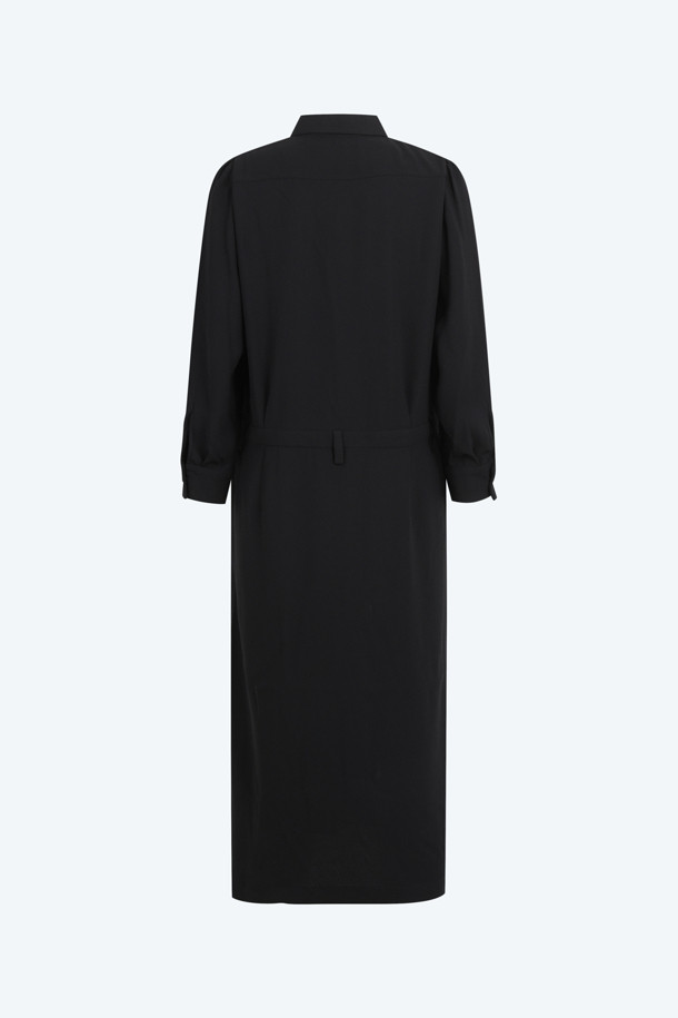 우븐 맥시 드레스는 모던하고 우아한 스타일을 연출하는 여성용 원피스입니다. 블랙 컬러의 H라인 핏으로, 사계절 내내 활용할 수 있는 얇은 두께감의 긴소매 디자인입니다. 부드러운 폴리에스테르 소재로 제작되어 편안한 착용감을 선사하며, 차이나 칼라와 블라우스 스타일이 특징입니다. 데이트룩, 모임룩으로 적합하며, 클래식, 미니멀, 시크한 스타일을 선호하는 분들께 추천합니다.
