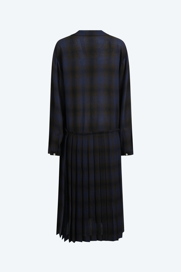 네이비와 블랙 컬러로 구성된 비스코스 소재의 체크 드레스입니다. 봄, 가을에 어울리는 얇은 두께감과 부드러운 촉감이 특징이며, 루즈핏에 플리츠 치마로 편안하면서도 여성스러운 실루엣을 연출합니다. 브이넥 라인과 긴소매, 블라우스 스타일 디자인으로 클래식하고 미니멀한 무드를 더했습니다. 데이트룩, 모임룩, 카페룩 등 다양한 TPO에 맞춰 활용할 수 있으며, 체크 패턴이 세련된 포인트를 더해줍니다.
