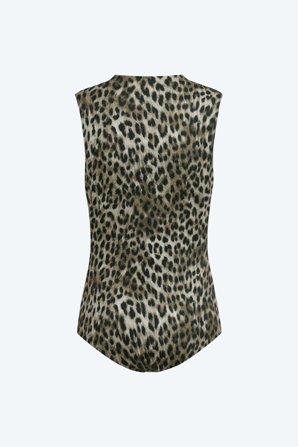 레오파드 바디수트는 여성스러운 스타일을 강조하는 여름 바디수트입니다. 브라운과 블랙 두 가지 색상으로 출시되어, 각자의 개성에 맞게 선택할 수 있습니다. 슬림핏 디자인에 민소매, 스퀘어넥 라인으로 시원하고 섹시한 분위기를 연출하며, 중앙 리본 타이 디테일이 페미닌한 무드를 더합니다. 얇은 두께감으로 편안한 착용감을 제공하며, 수영복 또는 일상복으로 활용할 수 있습니다. 휴가룩, 리조트룩, 여름 바캉스룩에 잘 어울리는 아이템으로, 로맨틱하고 미니멀한 스타일을 즐길 수 있습니다.
