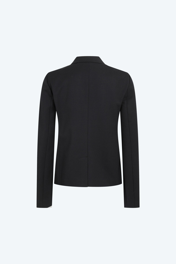 **우븐 쁘띠 재킷**

부드러운 울 소재로 제작된 이 쁘띠 재킷은 모던하고 미니멀한 스타일을 추구하는 여성들을 위한 아이템입니다. 얇은 두께감과 은은한 광택감이 특징이며, 봄, 가을 시즌에 활용하기 좋습니다. 블랙과 그레이 두 가지 컬러로 출시되어 다양한 룩에 매치하기 용이합니다. 레귤러핏으로 제작되었으며, 버튼 여밈 방식과 긴 소매 기장으로 클래식하고 시크한 분위기를 연출합니다. 출근룩, 오피스룩, 모임룩 등 TPO에 구애받지 않고 폭넓게 활용할 수 있습니다.
