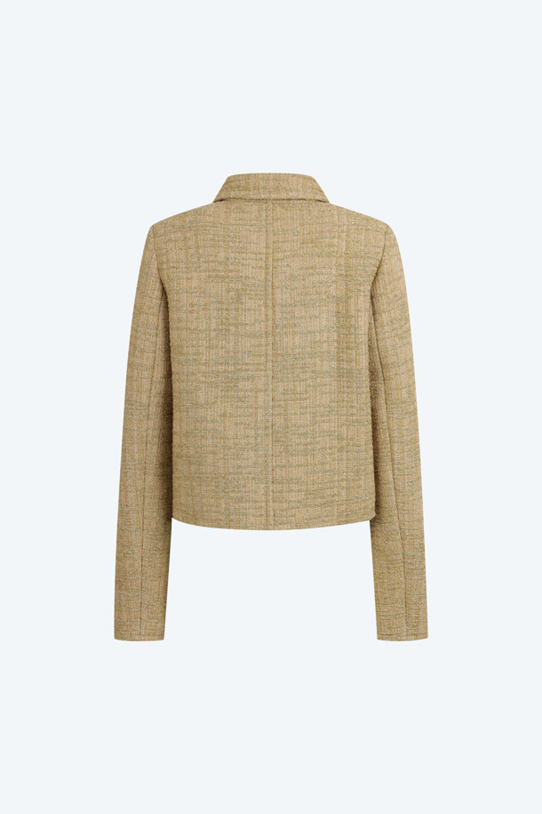 **골드 쁘띠 자켓**

세련된 여성스러움을 강조하는 골드 쁘띠 재킷입니다. 봄, 가을 시즌에 어울리는 얇은 두께감으로 제작되었으며, 반짝이는 골드 원사와 주얼 버튼 디테일이 특징입니다. 크롭 기장의 레귤러핏으로, 클래식하고 엘레강스한 무드를 연출합니다. 데이트룩, 모임룩, 소개팅룩 등 다양한 TPO에 활용하기 좋으며, 미니멀, 시크 스타일을 선호하는 분들께 추천합니다. 긴 소매 디자인으로 우아함과 세련됨을 더했습니다.
