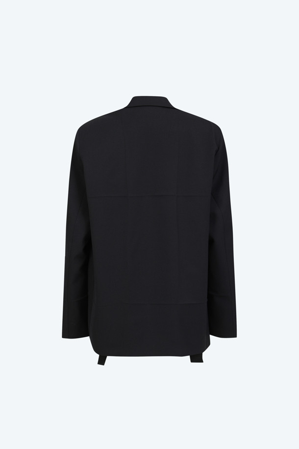 N21(엔투애니원)의 우븐 오픈 자켓입니다. 블랙과 그레이 컬러의 울 소재로 제작되었으며, 미니멀한 디자인과 스트라이프 패턴이 특징입니다. 오픈형 디자인으로, '오피스룩', '모임룩', '비즈니스 캐주얼' 등 다양한 TPO에 활용 가능합니다. '클래식', '미니멀', '시크' 스타일을 선호하는 고객에게 적합하며, 긴 소매 기장으로 제작되었습니다. N21 Pre Collection, N21 베스트셀링 제품입니다.
