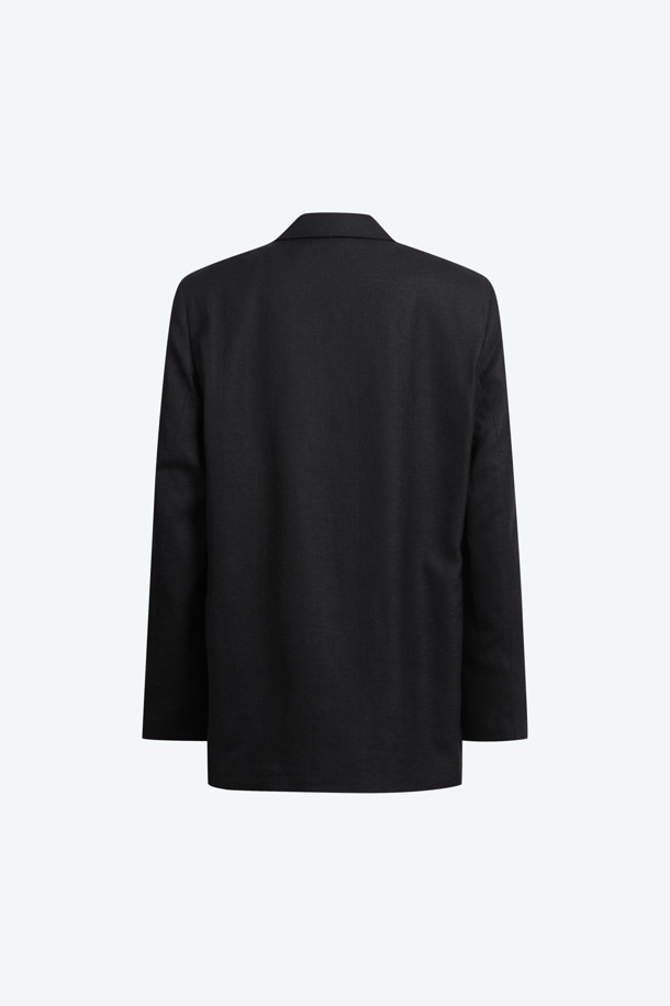 린넨 블랙 재킷은 봄, 여름 시즌에 어울리는 아우터입니다. 미니멀하고 베이직한 스타일의 무지 디자인으로, 데이트룩, 카페룩, 출근룩 등 다양한 TPO에 활용하기 좋습니다. 얇은 두께감의 린넨 소재와 오버핏 실루엣, 좁은 칼라와 싱글 버튼 여밈 방식의 블레이저 스타일로 시크한 매력을 더합니다. 긴 소매 기장의 레귤러 기장으로, 클래식하고 미니멀한 스타일을 연출할 수 있습니다.
