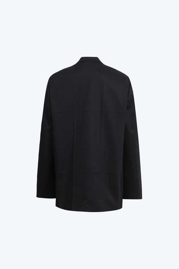 **코튼 오버핏 재킷**

부드러운 면 소재로 제작된 블랙 컬러의 코튼 오버핏 재킷입니다. 봄, 가을 시즌에 적합하며, 베이직하고 캐주얼한 스타일을 연출합니다. 풀 오픈 스타일로 편안하게 착용 가능하며, 데이트룩, 카페룩 등 다양한 TPO에 활용할 수 있습니다. 미니멀한 디자인으로 어떤 스타일에도 매치하기 용이한 데일리 아이템입니다. 넉넉한 오버핏으로 활동성을 높였습니다.
