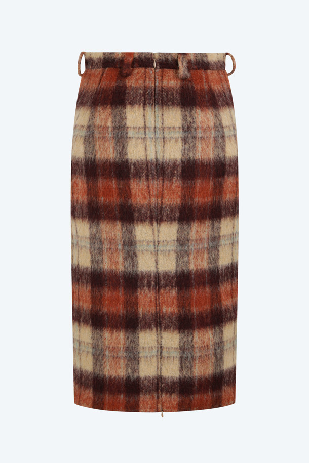 **체크 울 스커트**

가을, 겨울 시즌을 위한 여성 체크 울 스커트입니다. 브라운, 오렌지, 베이지 세 가지 색상으로 만나볼 수 있으며, 클래식하고 베이직한 스타일을 연출합니다. 두껍고 뻣뻣한 울 소재로 제작되어 따뜻함을 선사하며, H라인의 슬림핏 롱스커트 디자인입니다. 오피스룩, 모임룩, 겨울 데일리룩 등 다양한 TPO에 활용 가능하며, 클래식, 미니멀, 시크한 스타일을 완성합니다. 후면 지퍼 디테일로 편안한 착용감을 제공합니다.
