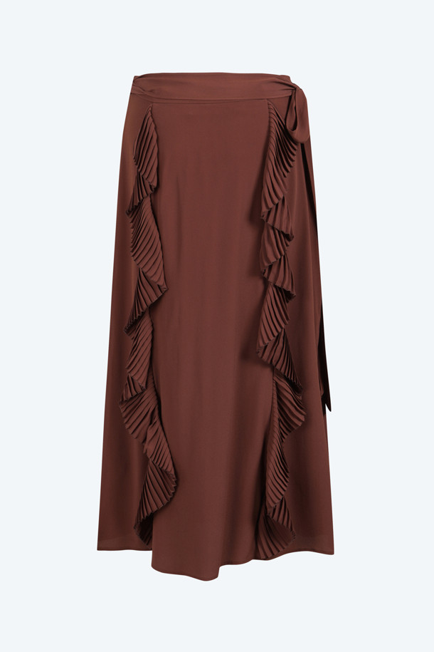 우아하고 여성스러운 실루엣을 연출하는 실크 프릴 스커트입니다. 부드러운 촉감의 실크 소재로 제작되어 편안한 착용감을 선사하며, A라인 핏과 프릴 디테일이 특징입니다. 버건디와 블랙 두 가지 세련된 컬러로 제공되어, 데이트룩, 모임룩, 소개팅룩 등 다양한 TPO에 활용하기 좋습니다. 클래식, 미니멀, 로맨틱 스타일을 즐겨 입는 여성분들께 추천합니다. 사계절 내내 활용 가능한 아이템으로, 엘레강스하고 우아한 무드를 연출해 보세요.
