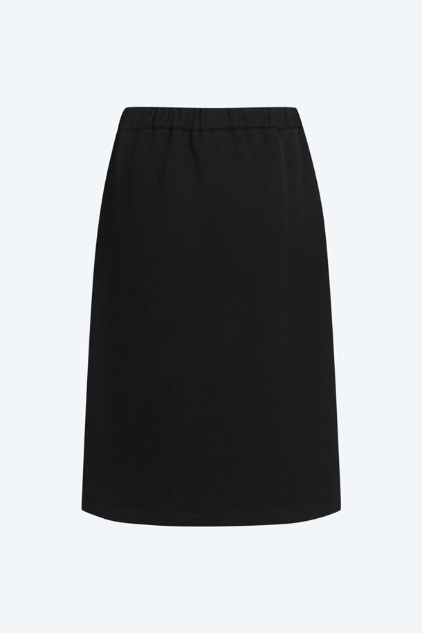 부드러운 면 소재로 제작되어 편안한 착용감을 선사하는 여성용 스웻 롱 스커트입니다. 캐주얼한 스타일로 봄, 가을, 겨울 일상복으로 활용하기 좋으며, 특히 동네 마실룩, 집콕룩, 겨울 데일리룩에 적합합니다. H라인 핏으로 떨어지는 롱 스커트 디자인에 블랙, 그레이 색상으로 무지 패턴을 더해 미니멀하고 클래식한 분위기를 연출합니다. 두께감 있는 원단으로 제작되어 따뜻함을 유지하며, 셋업으로도 활용 가능하여 더욱 다양한 스타일을 연출할 수 있습니다.
