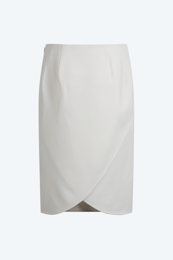 우븐 미드 스커트입니다. 여성용으로, 블랙과 화이트 두 가지 색상으로 제공됩니다. 폴리에스터와 비스코스 혼방 소재로 제작되어 사계절 내내 착용 가능합니다. H라인의 레귤러핏 디자인에 베이직한 무지 스타일로, 출근룩, 오피스룩, 모임룩 등 다양한 TPO에 활용하기 좋습니다. 클래식, 미니멀, 시크한 스타일을 연출할 수 있습니다.
