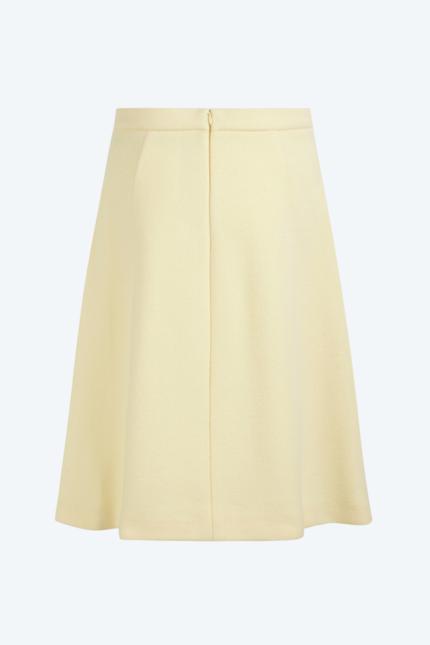 부드러운 울 소재로 제작되어 따뜻하고 포근한 파스텔 울 스커트입니다. 여성스러운 A라인 핏과 미니 기장으로 다리가 길어 보이는 효과를 선사하며, 무지 디자인으로 어떤 상의와도 쉽게 매치할 수 있습니다. 가을, 겨울 시즌에 어울리는 두꺼운 두께감으로 보온성을 높였으며, 데이트룩, 출근룩, 모임룩 등 다양한 TPO에 활용 가능합니다. 클래식, 미니멀, 걸리시 스타일을 모두 아우르는 활용도 높은 아이템으로, 부드러운 촉감이 특징입니다. 
