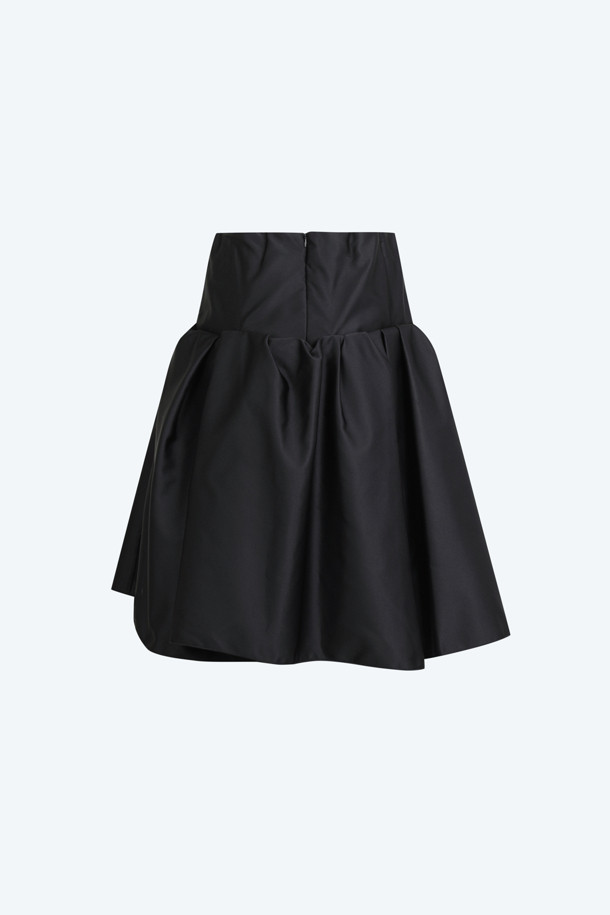 세련된 분위기를 연출하는 여성용 볼륨 미디 스커트입니다. A라인 핏과 플레어 실루엣이 우아함을 더하며, 구조적인 볼륨감으로 세련된 스타일을 완성합니다. 광택감 있는 폴리에스테르 소재로 제작되어 부드러운 촉감과 은은한 고급스러움을 선사합니다. 무지 디자인의 블랙 컬러로, 오피스룩과 모임룩 등 다양한 TPO에 활용하기 좋습니다. 구김이 적어 편안하게 착용할 수 있으며, 클래식하면서도 미니멀한 스타일을 즐기는 분들께 추천합니다.
