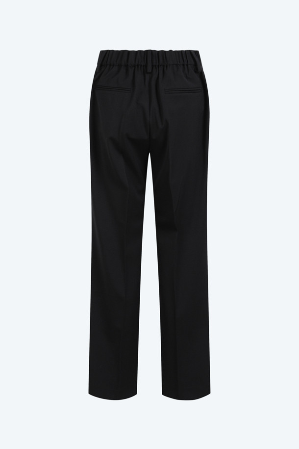 세련된 무드의 여성용 우븐 크롭 슬랙스입니다. 울 혼방 소재로 제작되어 부드러운 촉감과 얇은 두께감으로 편안한 착용감을 선사합니다. 미니멀하고 클래식한 디자인에 블랙 컬러, 스트레이트 핏, 크롭 기장으로 시크한 스타일을 연출합니다. 히든 클로저 방식과 무지 패턴으로 깔끔함을 더했으며, 오피스룩, 출근룩, 모임룩 등 다양한 TPO에 활용하기 좋습니다. 사계절 내내 활용 가능한 레귤러핏 슬랙스로, 당신의 스타일 지수를 높여보세요.
