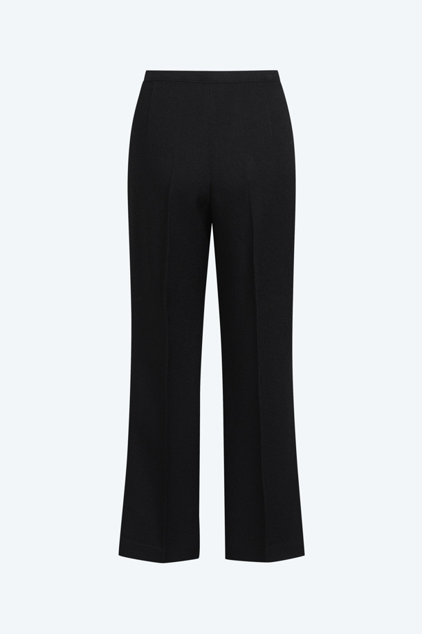 세련된 플레어 핏이 돋보이는 여성용 블랙 크롭 슬랙스입니다. 봄, 여름, 가을 시즌에 착용하기 좋으며, 베이직하고 미니멀한 스타일을 연출합니다. 비스코스 소재로 제작되어 편안한 착용감을 선사하며, 데이트룩이나 오피스룩 등 다양한 TPO에 활용 가능합니다. 미니멀, 클래식, 시크한 스타일에 매치하여 자신만의 스타일을 완성해 보세요. 무지 디자인으로 어떤 상의와도 잘 어울려 활용도가 높습니다.
