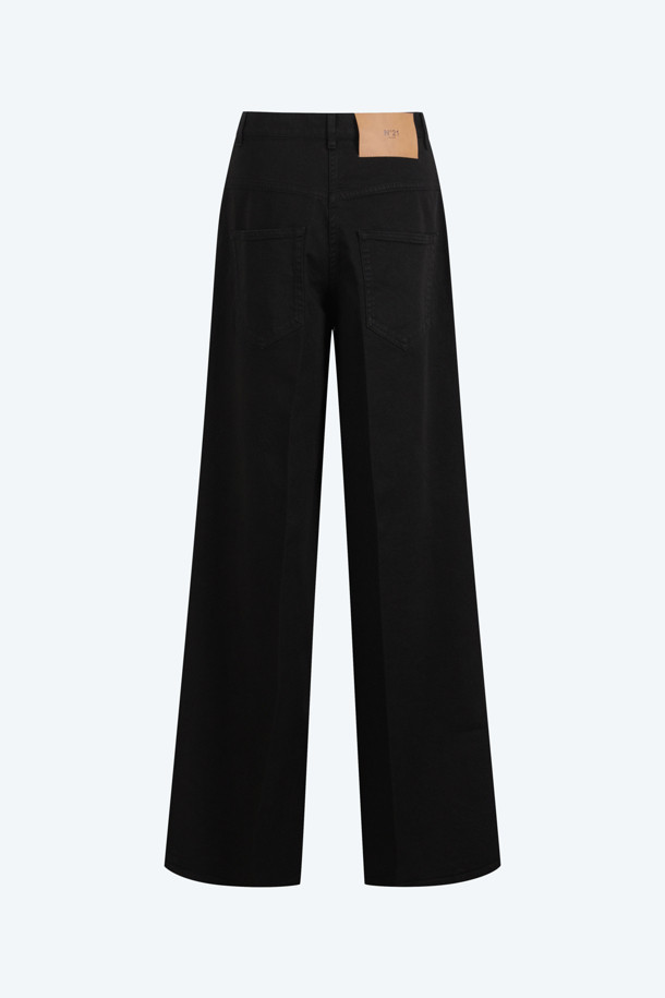 베이직하고 캐주얼한 무드의 여성 와이드 데님입니다. 봄, 가을에 어울리는 긴 기장의 데님 바지로, 출근룩과 모임룩 등 다양한 TPO에 활용할 수 있습니다. 미니멀, 클래식 스타일을 즐겨 입는 분들께 추천하며, 베이지와 블랙 두 가지 색상으로 만나볼 수 있습니다. 데님과 코튼 혼방 소재로 제작되어 편안한 착용감을 선사합니다. 와이드핏으로 다리가 길어 보이는 효과를 줍니다.
