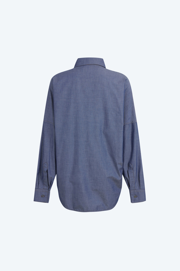 부드러운 샴브레이 소재의 여성 셔츠입니다. 데이트룩, 카페룩에 어울리며 미니멀, 캐주얼, 클래식 스타일을 연출할 수 있습니다. 여유 있는 오버핏으로 편안한 착용감을 선사하며, 포켓 디테일이 돋보입니다. 긴 소매 기장으로 다양한 스타일링이 가능하며, 아우터로도 활용할 수 있습니다. 무지 디자인으로 어떤 옷에도 매치하기 용이합니다.
