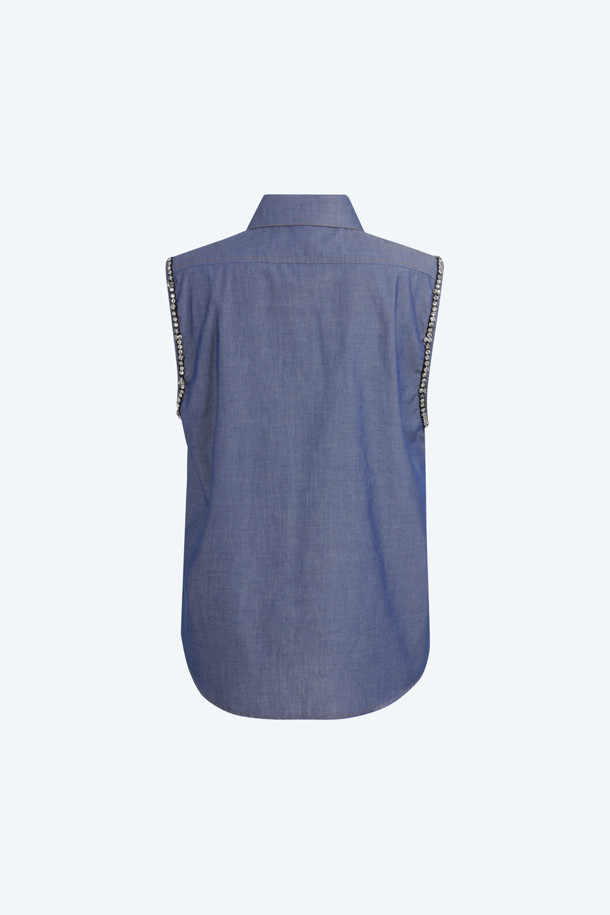 시원한 블루 컬러의 샴브레이 소재로 제작된 여성 슬리브리스 셔츠입니다. 셔츠 칼라와 레귤러핏 디자인으로 모던하면서도 클래식한 무드를 연출합니다. 얇은 두께감으로 여름철에도 시원하게 착용 가능하며, 부드러운 촉감이 특징입니다. 버튼업 스타일과 주얼라인 디테일이 더해져 데이트룩이나 휴가룩 등 다양한 TPO에 활용하기 좋습니다. 미니멀, 클래식, 캐주얼 스타일을 즐겨 입는 여성분들께 추천합니다.
