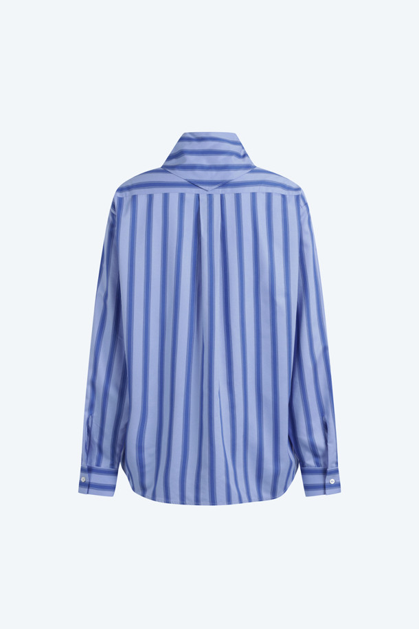 블루 컬러의 여성용 스카프 디테일 셔츠입니다. 봄과 여름 계절에 어울리는 레귤러핏의 긴소매 크롭 셔츠로, 우아하고 클래식한 스타일을 연출합니다. 스트라이프 패턴과 섬세한 스카프 디테일이 돋보이며, 로고 자수 디테일로 포인트를 더했습니다. 데이트룩, 카페룩, 모임룩 등 다양한 TPO에 어울리는 클래식하고 미니멀한 디자인의 셔츠입니다.
