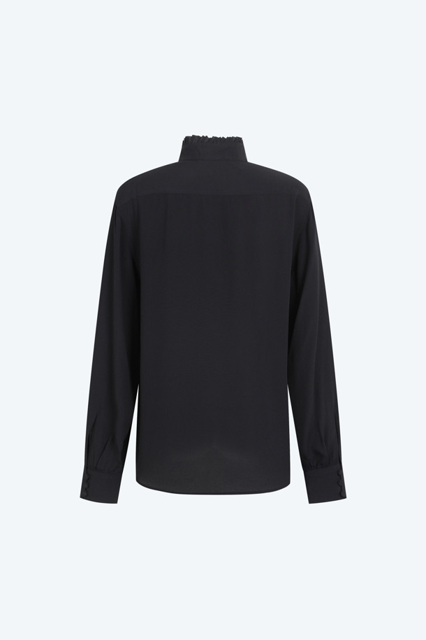 모던하고 엘레강스한 무드의 여성 하이넥 블라우스입니다. 부드러운 실크 소재로 제작되어 뛰어난 착용감을 선사하며, 사계절 내내 활용 가능합니다. 블랙 컬러의 레귤러핏 긴 소매 블라우스로, 하이넥 프릴 디테일과 중앙에서 벗어난 버튼업 디자인이 특징입니다. 오피스룩, 모임룩, 소개팅룩 등 다양한 TPO에 클래식, 미니멀, 시크한 스타일을 연출하기 좋습니다.
