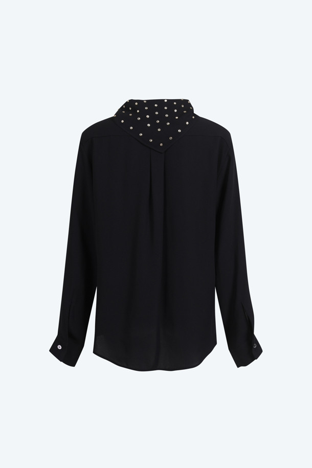 우아한 무드의 블랙 스카프 블라우스입니다. 넥 라인의 핫픽스 장식으로 고급스러움을 더했으며, 투웨이 연출이 가능하여 다양한 스타일을 연출할 수 있습니다. 봄, 가을에 적합하며, 레귤러 핏과 긴소매 디자인으로 편안하게 착용할 수 있습니다. 데이트룩, 오피스룩, 모임룩 등 다양한 TPO에 활용하여 클래식, 미니멀, 시크한 스타일을 연출해보세요. 무지 디자인으로 어떤 하의와도 잘 어울립니다.
