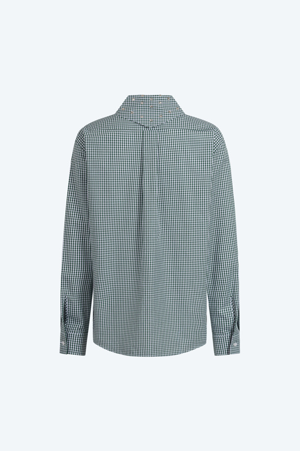 클래식한 매력의 스카프 블라우스입니다. 세련된 체크 패턴과 레귤러핏으로, 봄, 가을에 데이트룩, 오피스룩, 모임룩 등 다양한 TPO에 활용하기 좋습니다. 넥 라인의 핫픽스 장식이 은은한 포인트를 더하며, 투웨이 연출이 가능하여 다채로운 스타일을 연출할 수 있습니다. 긴 소매로 우아함을 더하고, 스카프 네크라인이 여성스러운 분위기를 자아냅니다. 그린, 화이트 두 가지 색상으로 출시되어, 취향에 맞게 선택할 수 있습니다.
