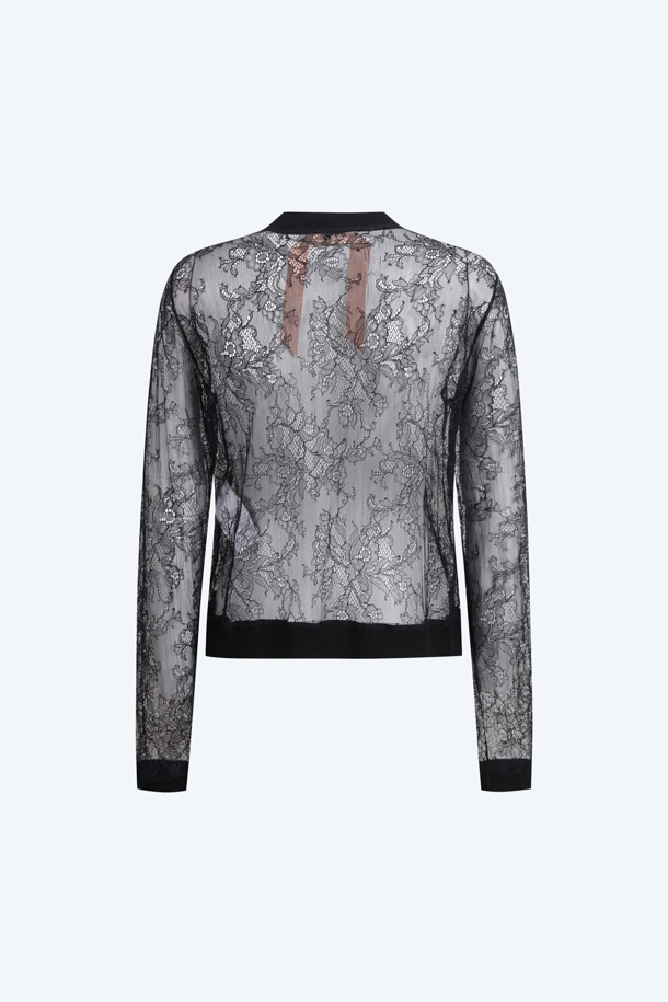 여성스러운 무드를 연출하는 블랙 시스루 블라우스입니다. 나일론과 비스코스 혼방 소재로 제작되어 가볍고 은은한 플라워 레이스 패턴이 돋보입니다. 라운드넥과 긴 소매, 크롭 기장으로 디자인되었으며, 레귤러 핏으로 편안하게 착용 가능합니다. 버튼다운 디테일과 시스루 소재가 페미닌한 스타일을 완성하며, 데이트룩, 카페룩, 모임룩 등 다양한 TPO에 활용하기 좋습니다. 클래식하면서도 로맨틱한 분위기를 연출해보세요.
